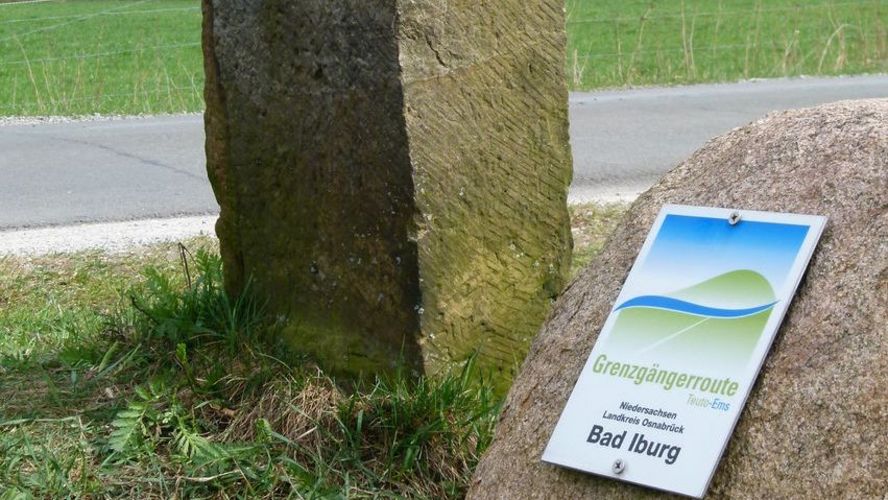 Foto des Grenzsteins am Postdamm auf der Grenzgängerroute