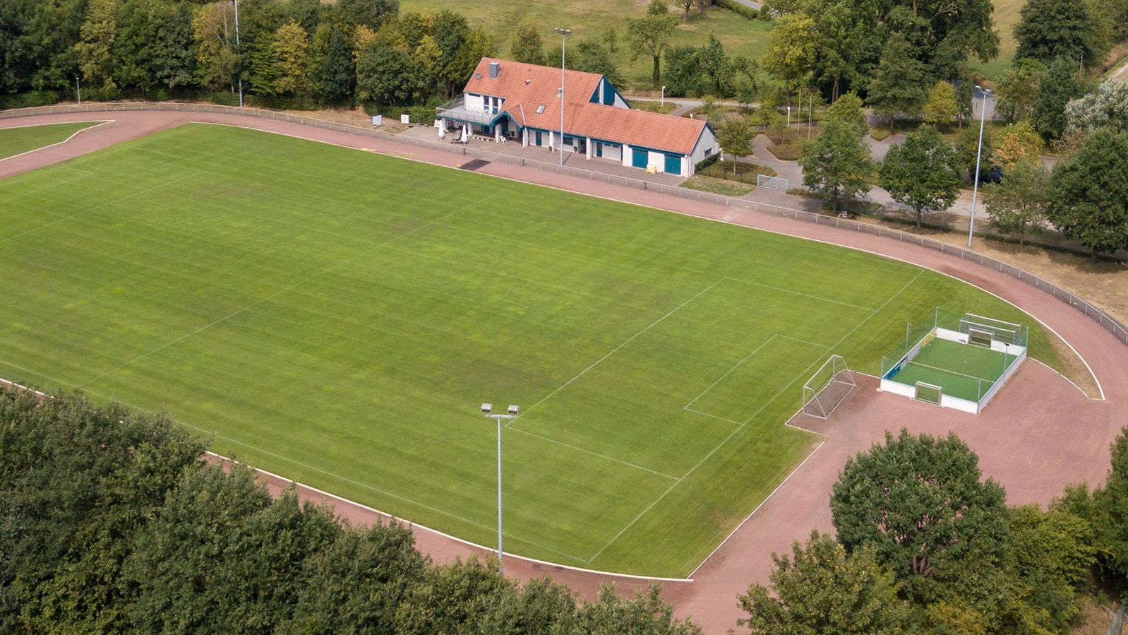 Rasenplatz und das Gebäude Sportzentrum
