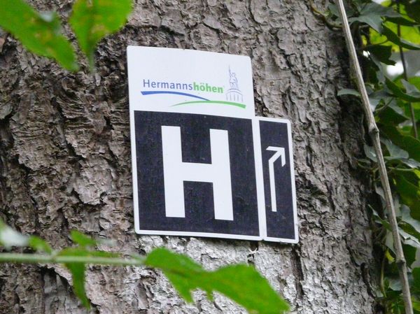 Foto eines Schildes des Hermannswegs