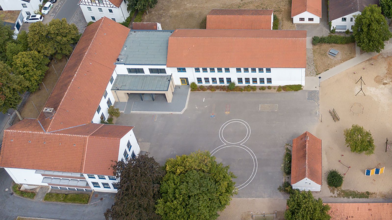Luftbild des Gebäudes der Grundschule Lienen