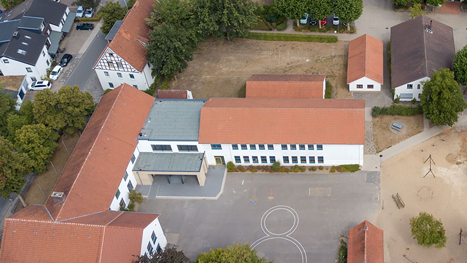 Luftbild des Gebäudes der Grundschule Lienen