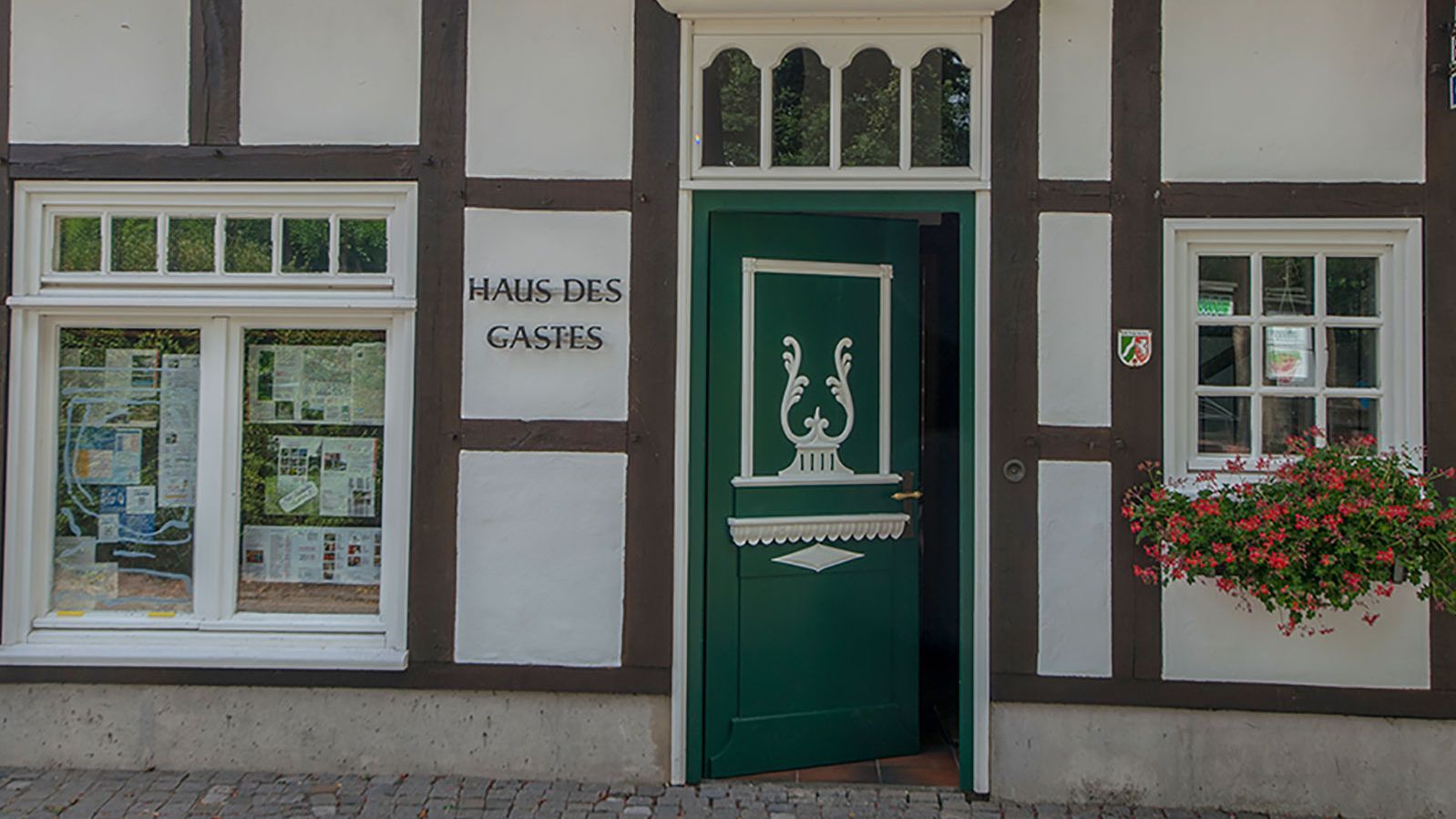 Das Gebäude Haus des Gastes mit offener Haustür