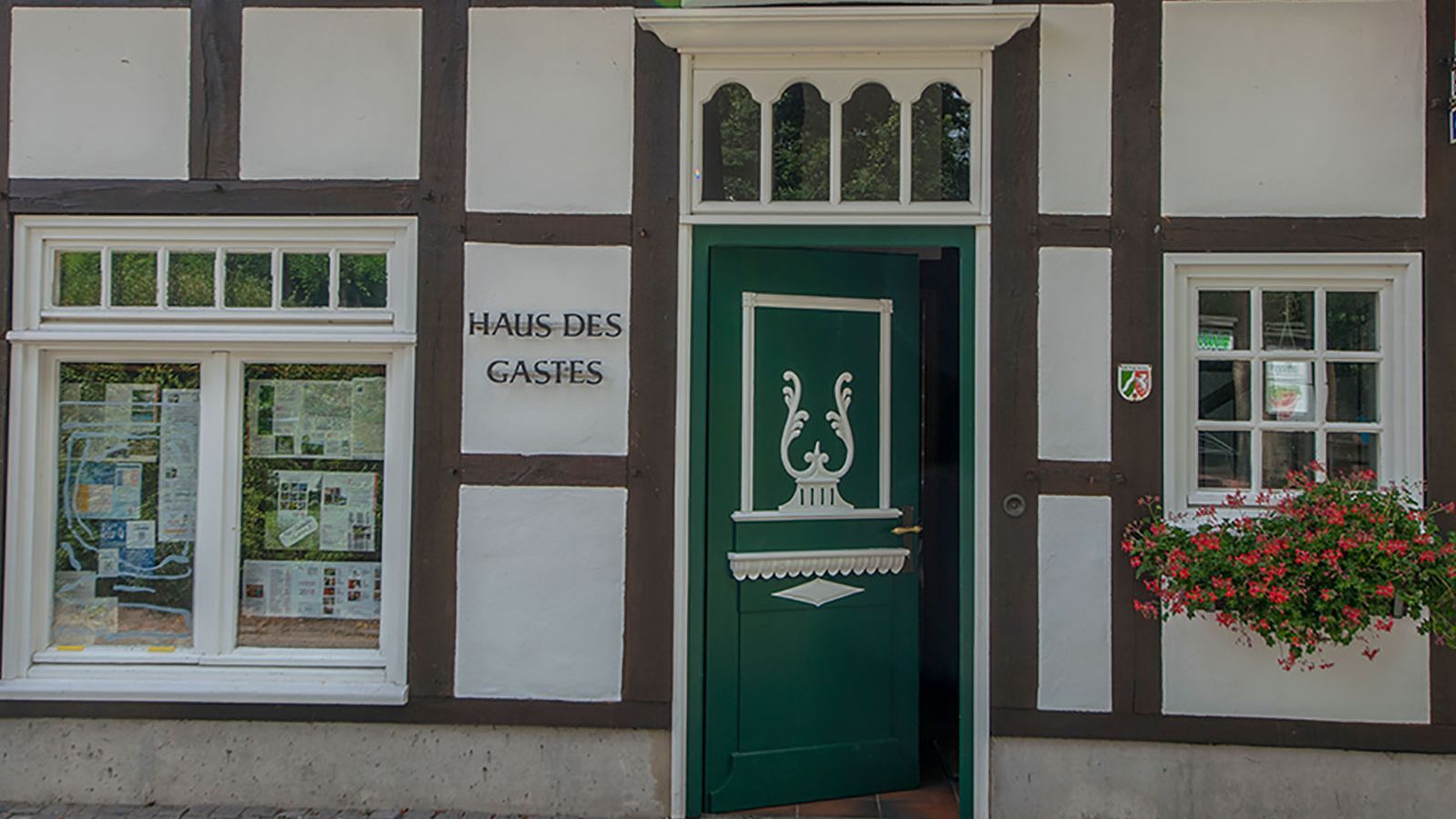 Das Gebäude Haus des Gastes mit offener Haustür