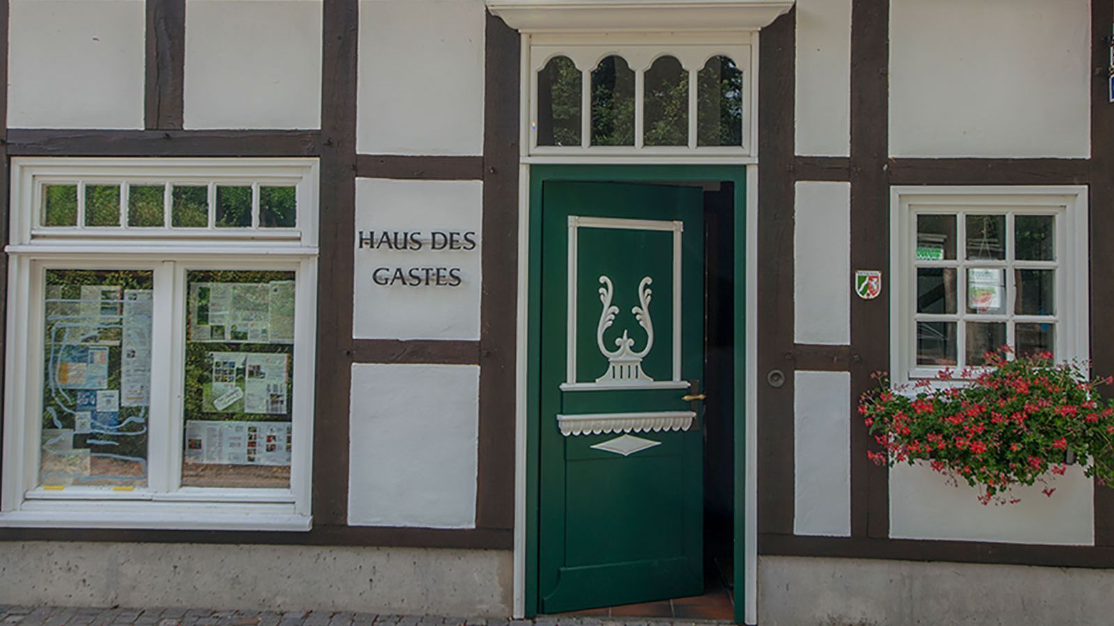 Das Gebäude Haus des Gastes mit offener Haustür
