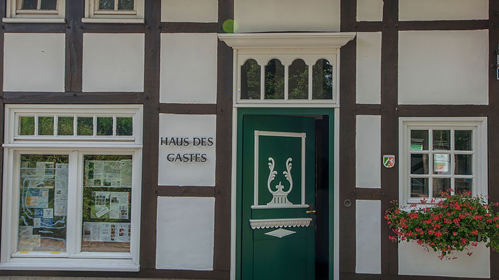 Das Gebäude Haus des Gastes mit offener Haustür
