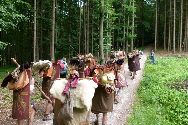Foto einer Gruppe als Römer verkleideter Personen auf dem Hermannsweg
