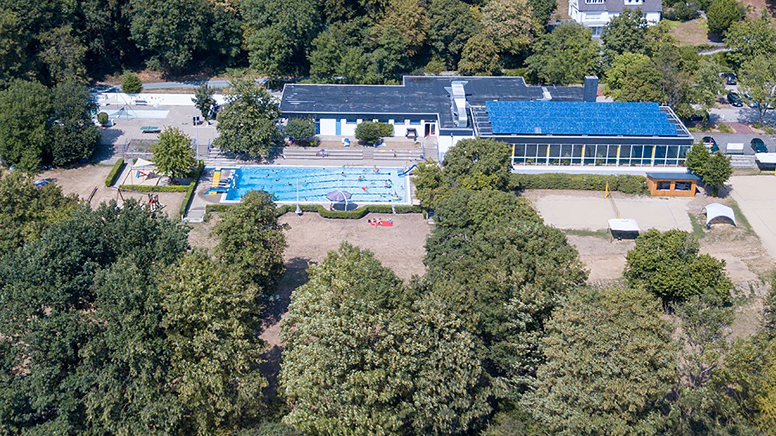 Luftbild des Gebäudes Hallenfreibad Lienen