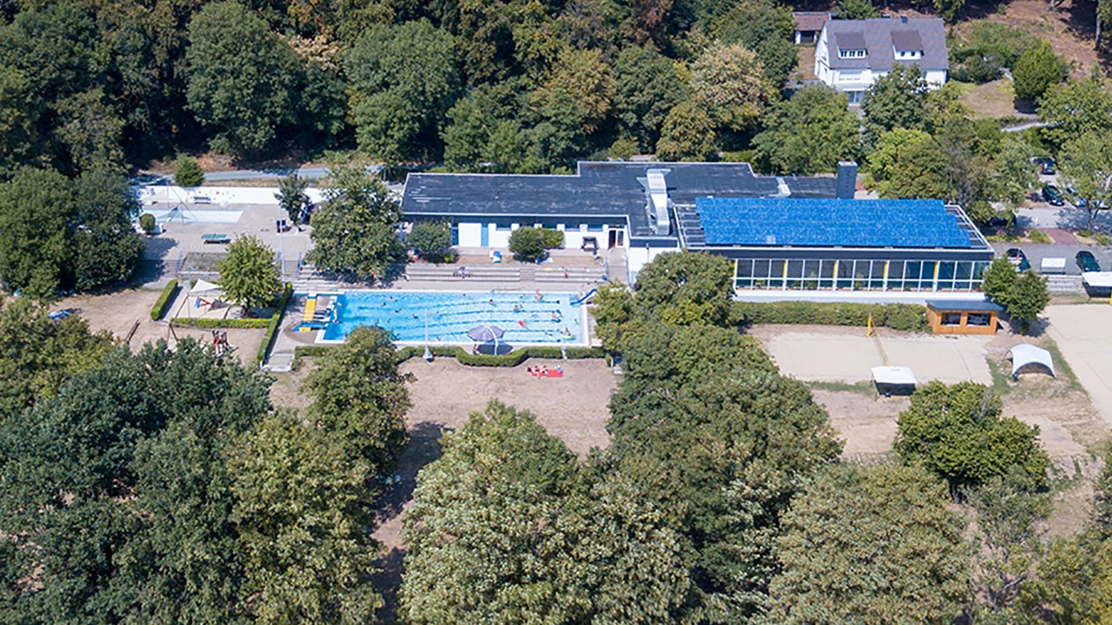 Luftbild des Gebäudes Hallenfreibad Lienen