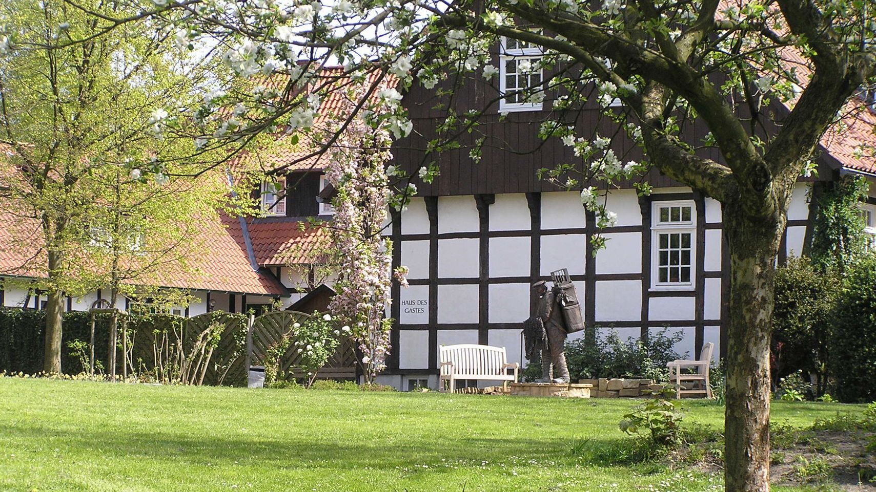 Haus des Gastes mit Vogelfängerstatue