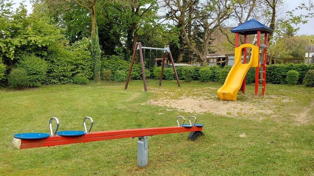 Spielgeräte auf einem Spielplatz