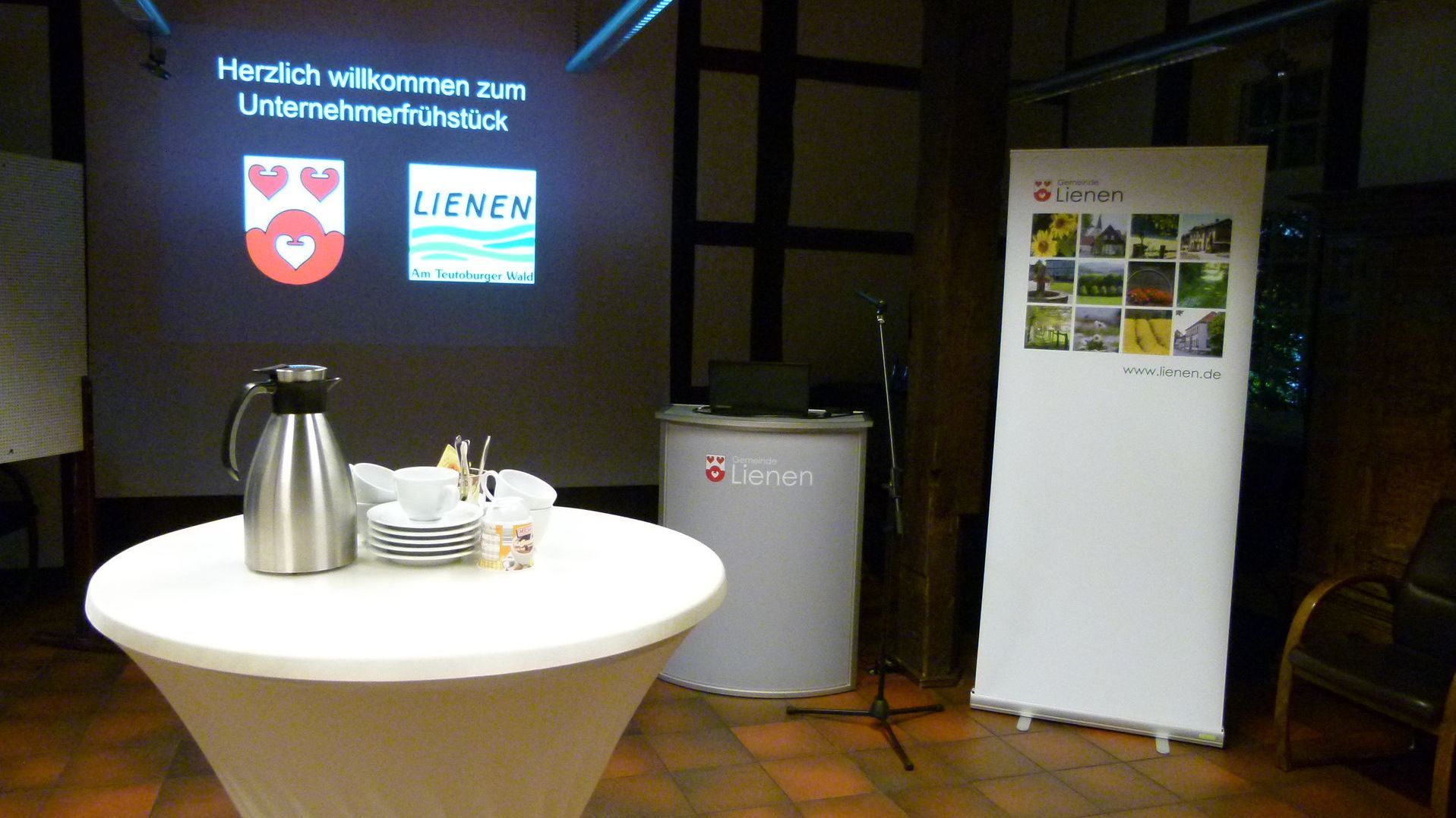 Leinwand und Kaffeetassen für das Unternehmerfrühstück im Haus des Gastes