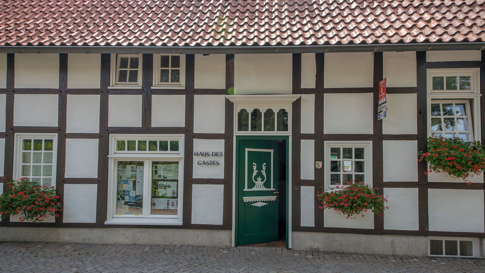 Das Gebäude Haus des Gastes mit offener Haustür