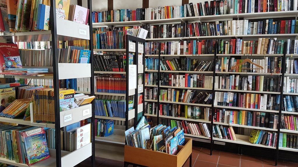 Bücherregale in der Bücherei