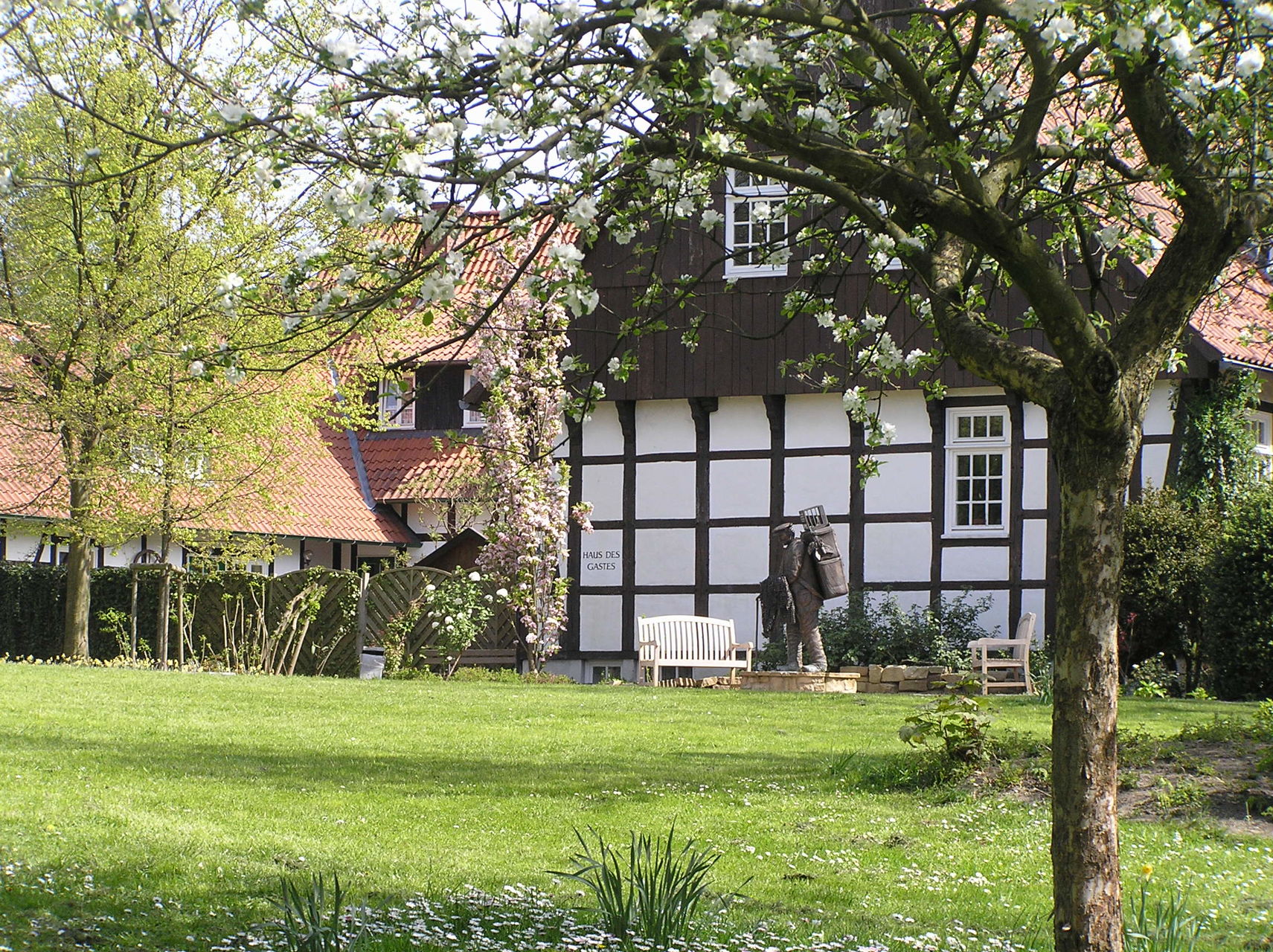 Haus des Gastes mit Vogelfängerstatue