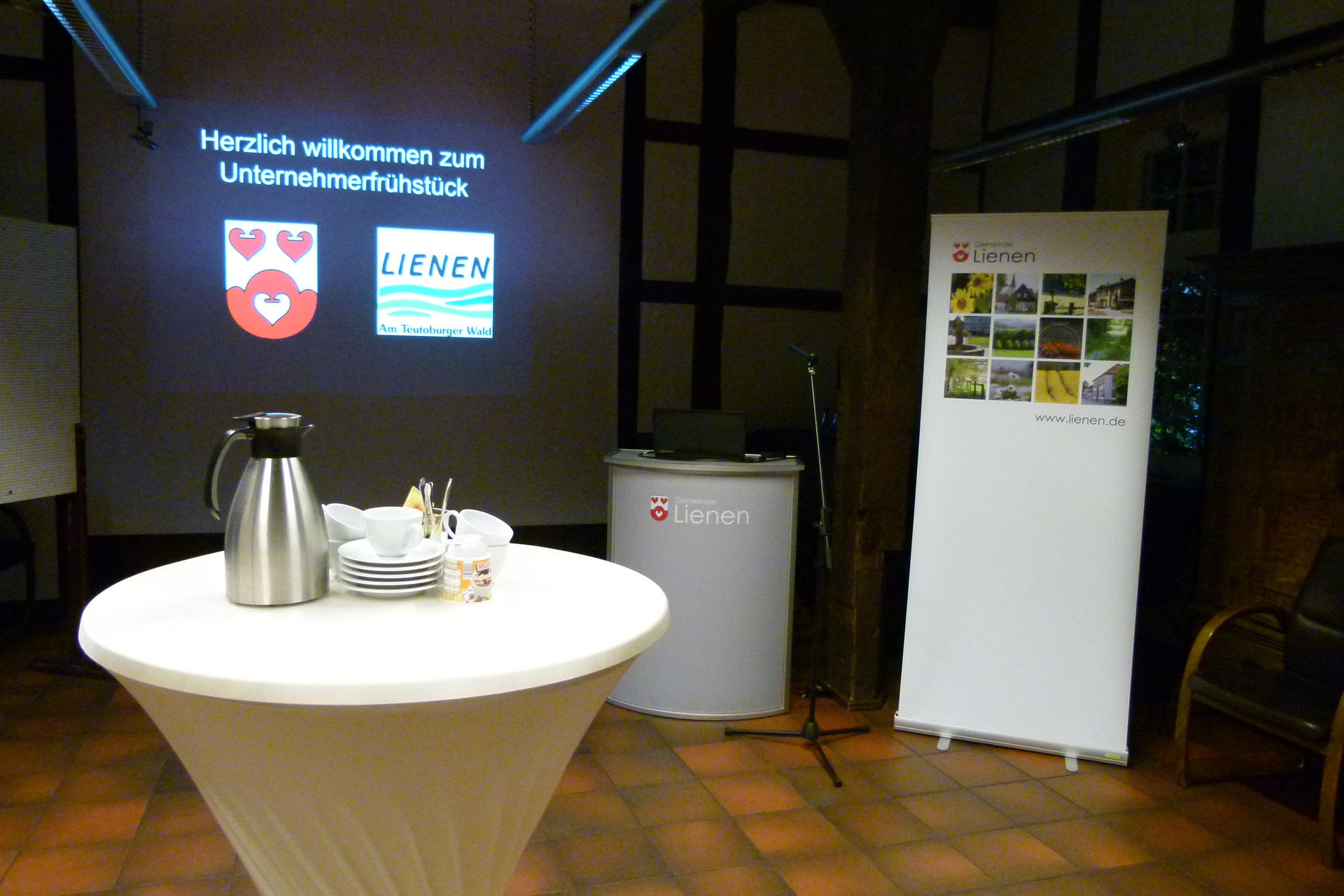 Leinwand und Kaffeetassen für das Unternehmerfrühstück im Haus des Gastes